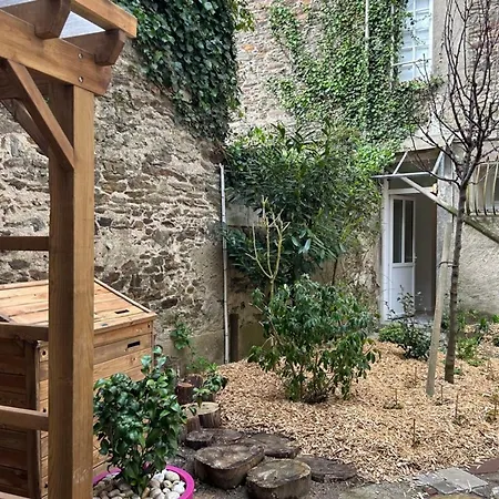 Pretty Atypical Nest With Garden شقة